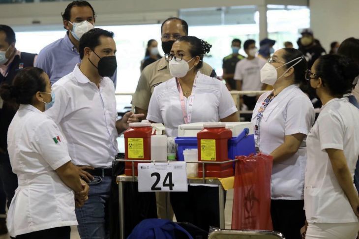 Vila Dosal supervisa vacunación a mayores de 18 años en Mérida